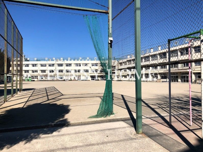 小学校　世田谷区立弦巻小学校（小学校）まで447m