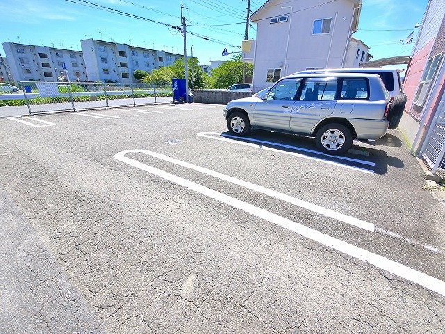 駐車場　駐車場があるので、車を買う予定の方も安心です