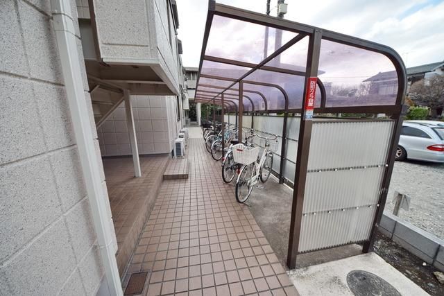 その他共有部分　★屋根つきの駐輪スペースです★