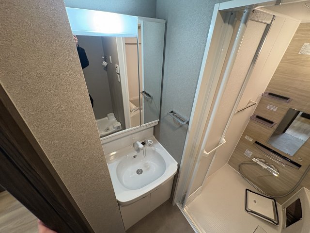 洗面設備　明るい洗面所です