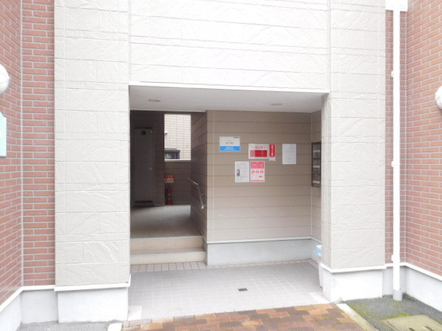 エントランス　真ん中階段になっており両サイド角部屋作りになっております