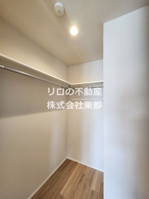 収納　ウォークインクローゼットでたっぷり収納できます♪