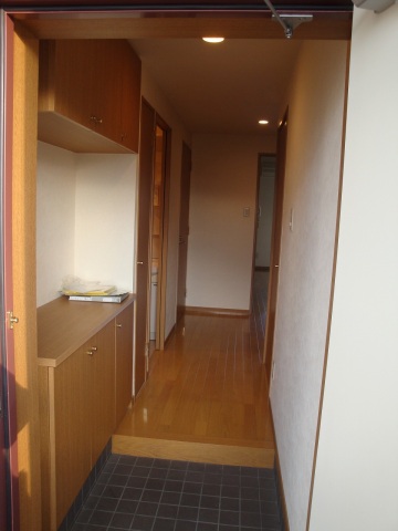 玄関　写真は別のお部屋です。現況優先ください。