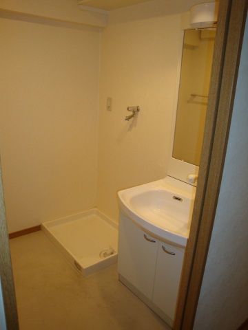 洗面設備　写真は別のお部屋です。現況優先ください。