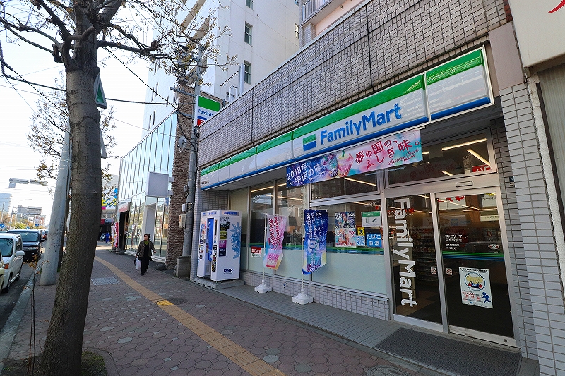 コンビニ　ファミリーマート平岸駅前店（コンビニ）まで217m