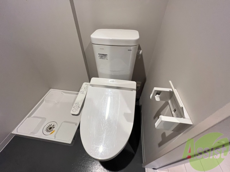 トイレ　温水洗浄便座なので快適に使用できそうですね。