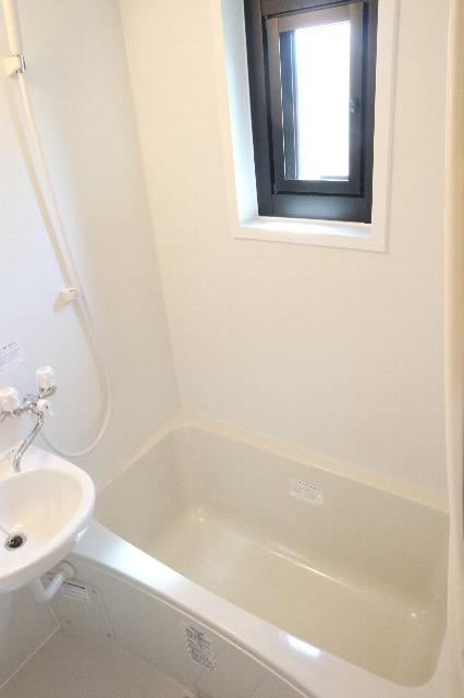 バス・シャワールーム　窓があるので日当たりもいいし、換気もできますね