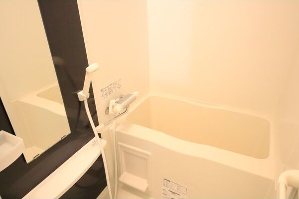 バス・シャワールーム　※写真は同じマンションの違う部屋のものになります。