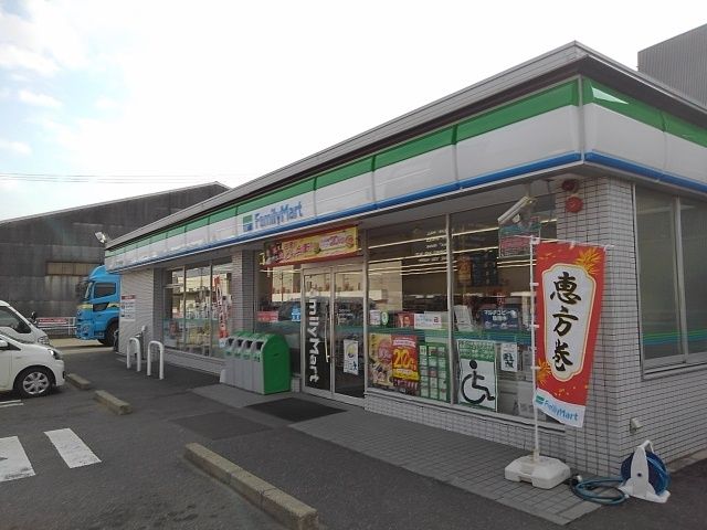 コンビニ　ファミリーマート 三ツ谷東町店（コンビニ）まで990m
