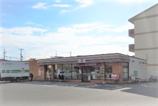 コンビニ　セブンイレブン（コンビニ）まで585m