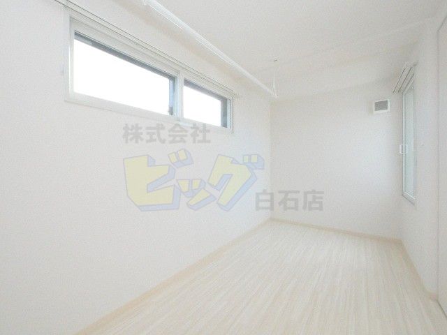 その他部屋・スペース　窓が複数あり明るいお部屋です♪