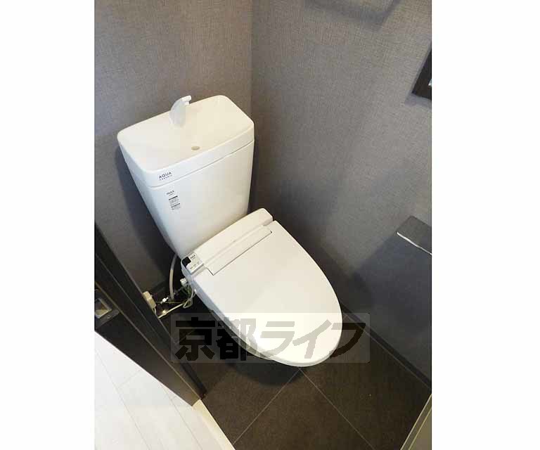 トイレ　ウォシュレット完備。