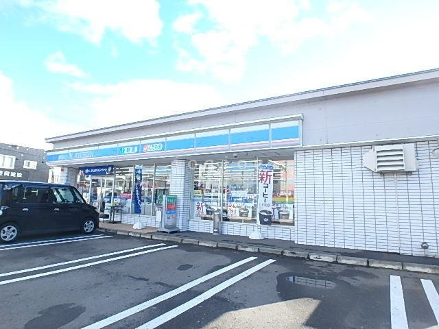 コンビニ　ローソン旭川新富店（コンビニ）まで98m