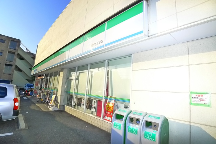 コンビニ　ファミリーマート（コンビニ）まで384m
