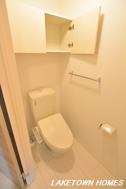 トイレ　上部に収納がある、温水洗浄暖房便座のトイレです。