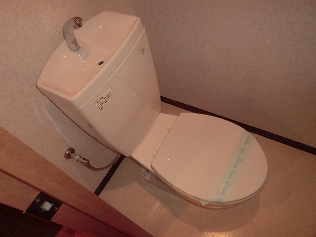 トイレ　収納棚付の洋式トイレです♪
