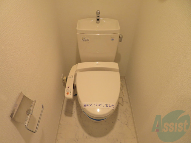 トイレ　人気のウォシュレットつきのトイレです。嬉しいですね。