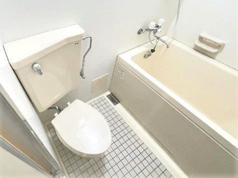 トイレ　洗面台の隣に室内洗濯機置場があるので衣服もすぐポン！