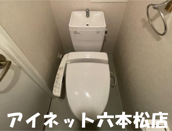 トイレ　落ち着いた空間。別部屋参照。