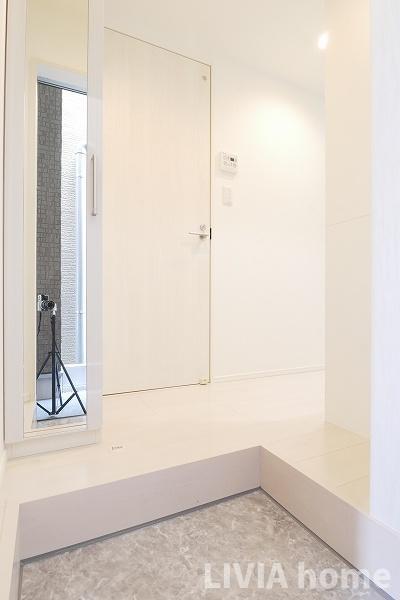 玄関　同シリーズの参考写真です。実際の設備・内装は現況を優先とさせ