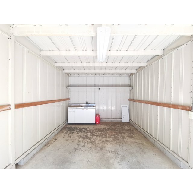 駐車場　各部屋シャッターガレージ付き