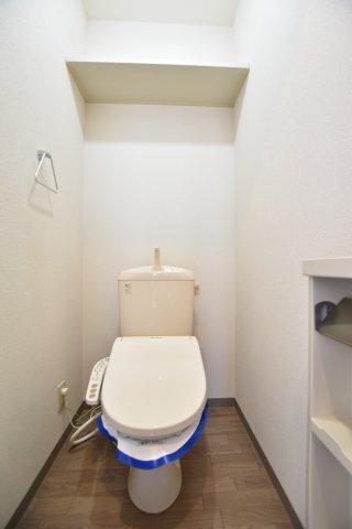 トイレ　別号室画像。ご参考下さい