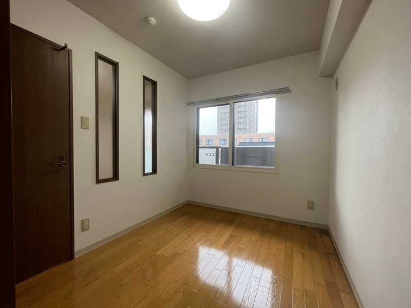 その他部屋・スペース　寝室はこちらです。光が差し込む、温かみのあるお部屋です。