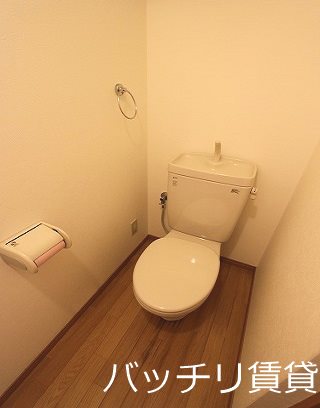 トイレ　画像は別号室タイプの為、現状を優先致します。