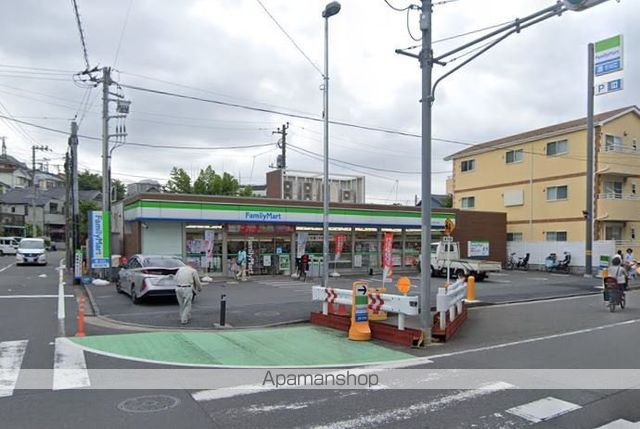 コンビニ　ファミリーマート（コンビニ）まで700m