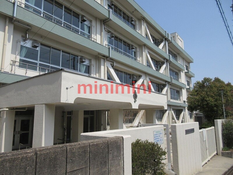 中学校　茨木市立西中学校（中学校）まで590m