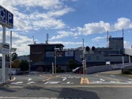 スーパー　イズミヤ 学園前店（スーパー）まで1553m
