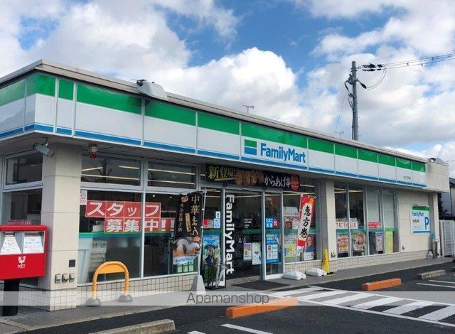 コンビニ　ファミリーマート（コンビニ）まで718m