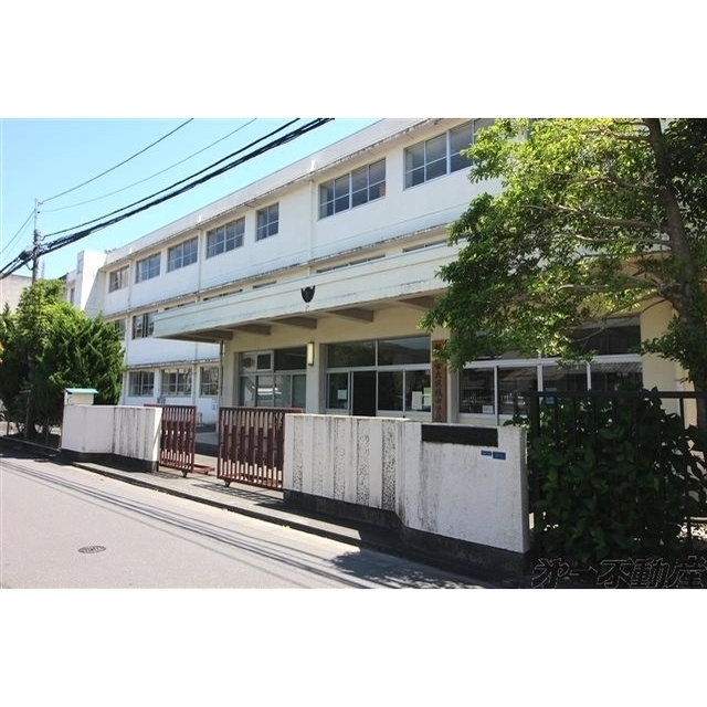 中学校　静岡市立服織中学校（中学校）まで950m