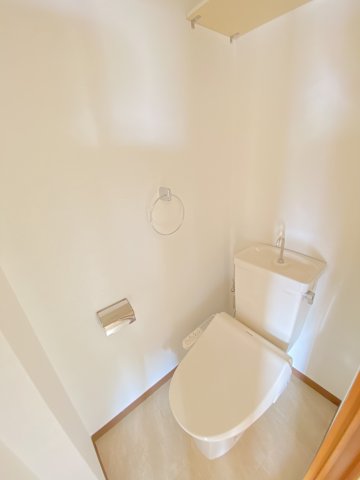 トイレ　温水洗浄便座付きのトイレです♪