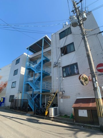 建物外観　外壁タイル貼りのおしゃれな外観です。