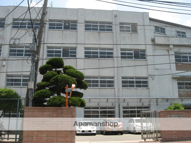 中学校　高槻市立第三中学校（中学校）まで216m