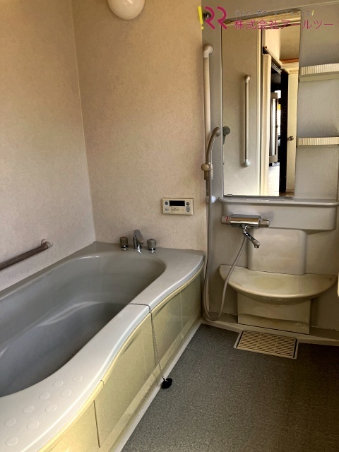 バス・シャワールーム　広々バスルーム　追い焚き給湯