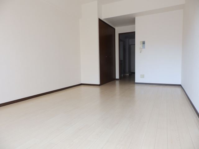 その他部屋・スペース　洋室を別方向から