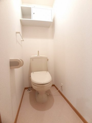 トイレ　落ち着いた色調のトイレです