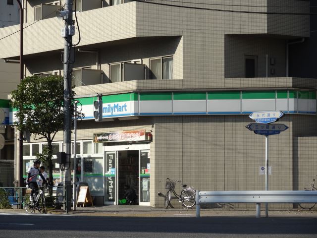 コンビニ　ファミリーマート（コンビニ）まで200m