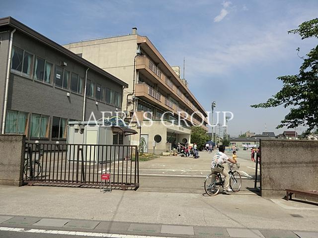 小学校　草加市立稲荷小学校（小学校）まで874m