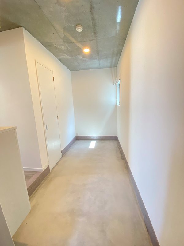 玄関　4.5帖の土間。※画像は201号室です。