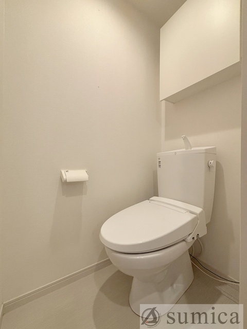 トイレ　人気アイテムの温水洗浄便座。清潔感のあるトイレです。