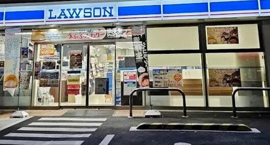 コンビニ　ローソン桜川二丁目南店（コンビニ）まで370m