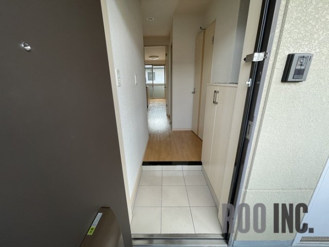 玄関　写真は反転のお部屋です