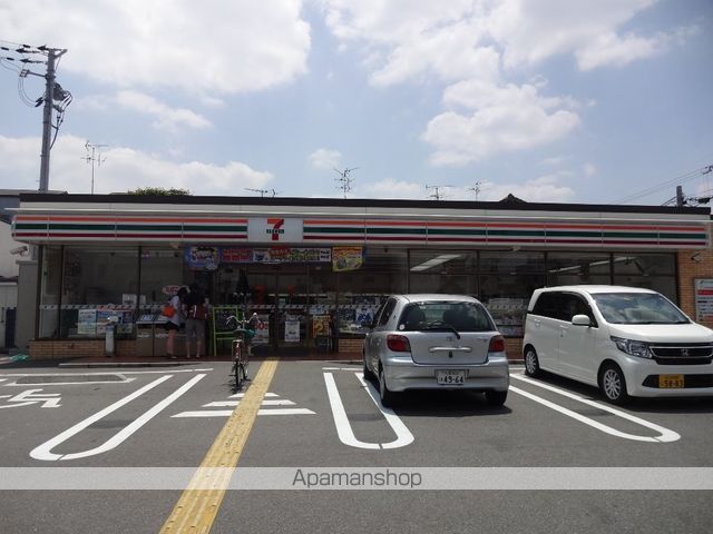 コンビニ　セブンイレブン（コンビニ）まで526m