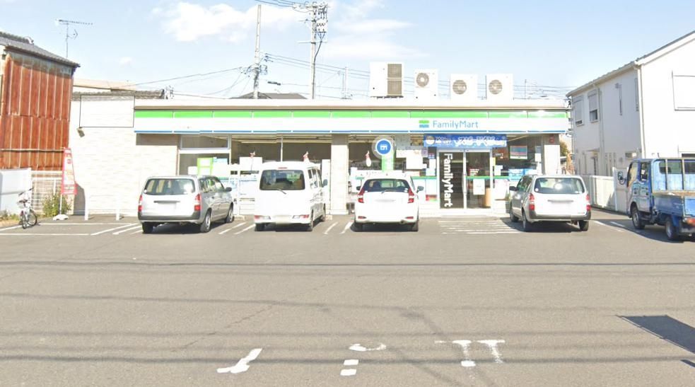 コンビニ　ファミリーマート中川松葉町店（コンビニ）まで240m