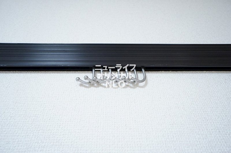 その他　レールフック付きで帽子や小物など壁掛けが可能です☆
