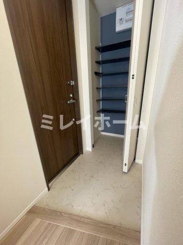 玄関　同建物内、別のお部屋の参考写真になります。