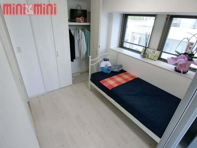 その他部屋・スペース　角部屋で窓があ明るい主寝室